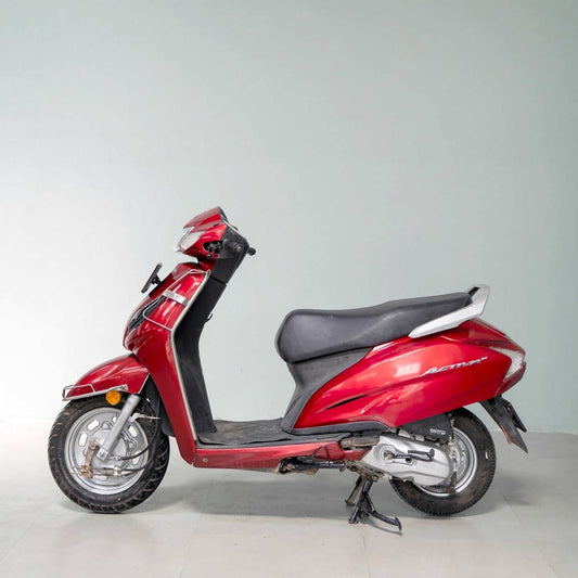 Honda Activa 6G scooter in black with comfortable seat and modern design, showcasing the front view and handlebar.