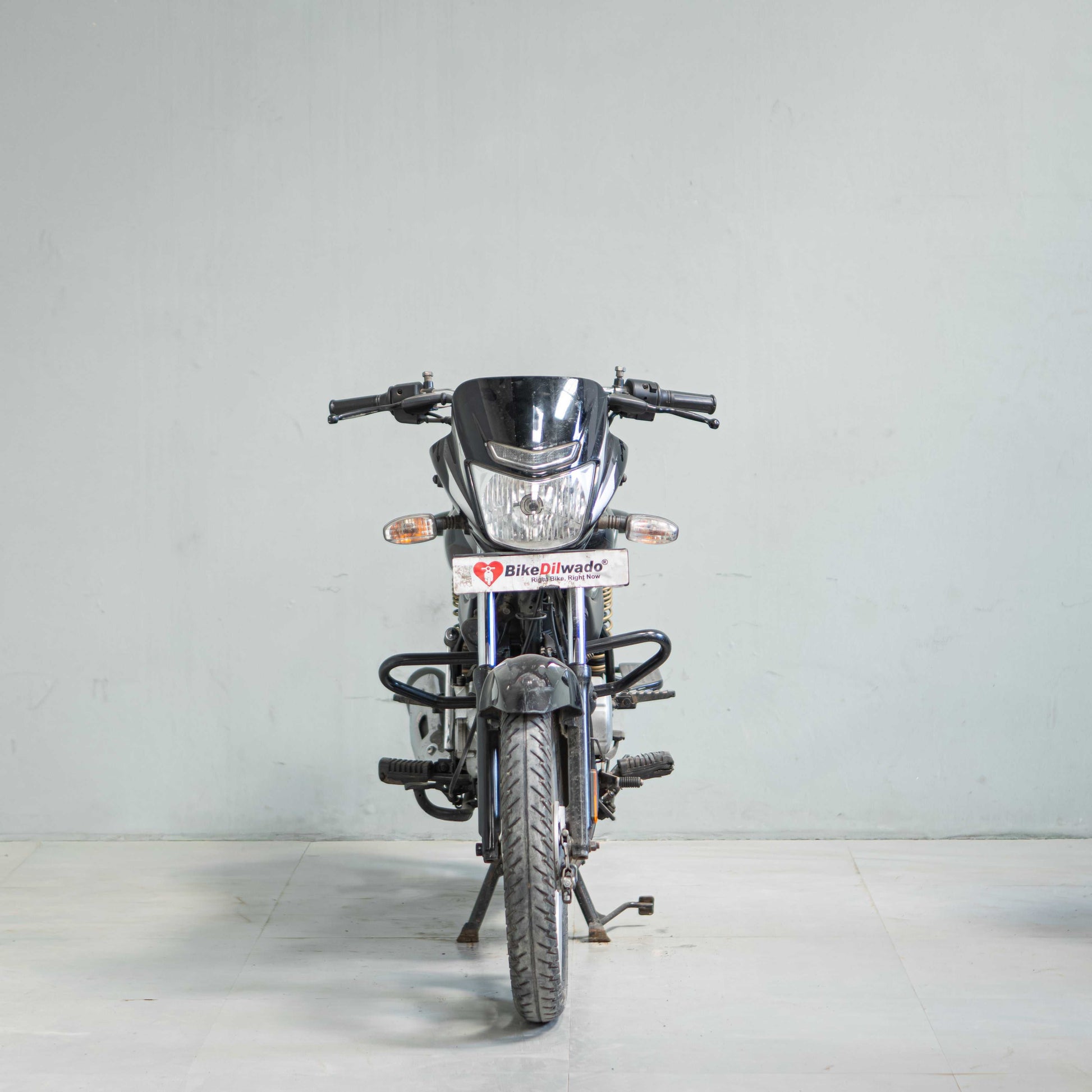 Front view Hero Platina 100 used bike Gurgaon headlight handle and suspension condition