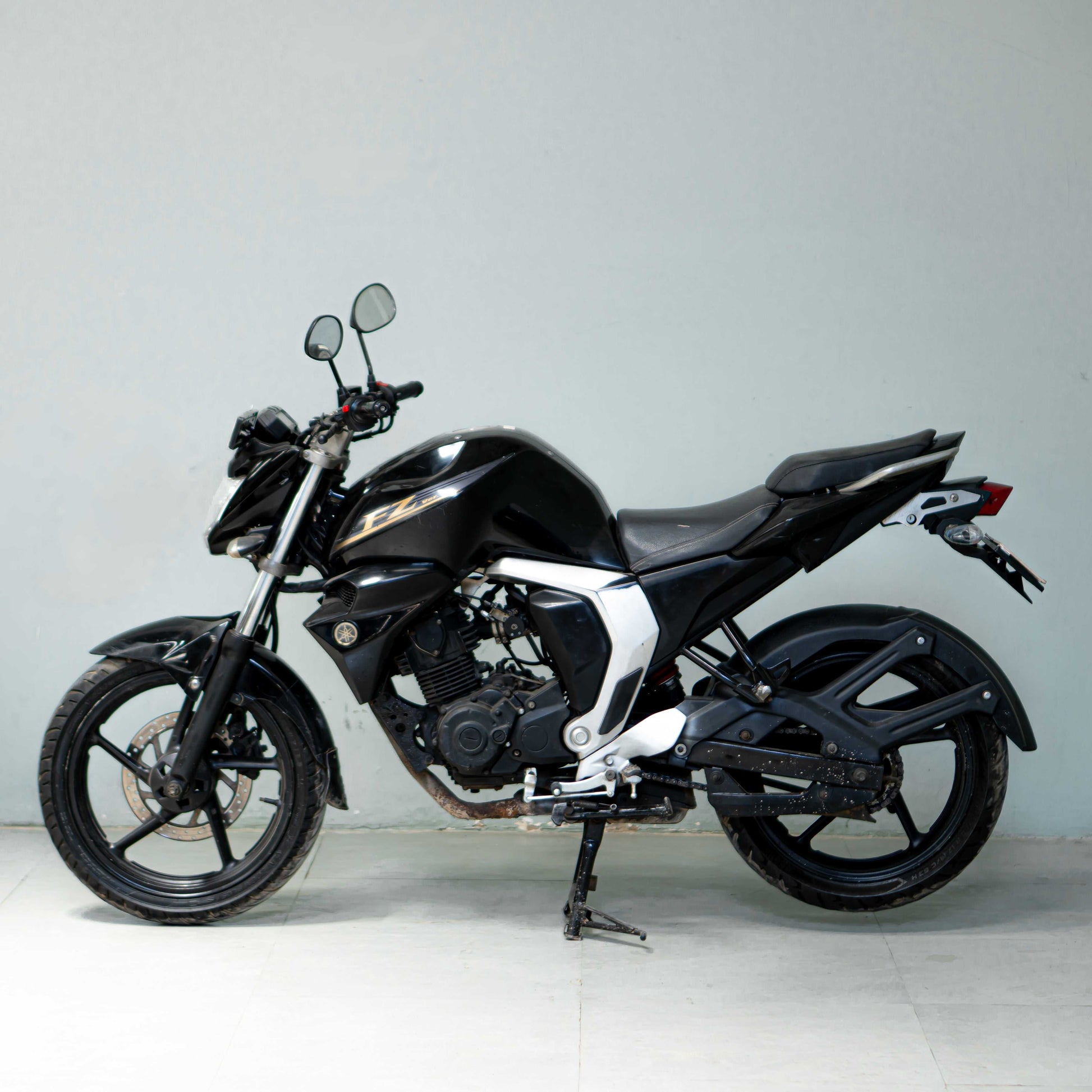 Yamaha FZ right side profile used bike Gurgaon sporty commuter motorcycle daily use