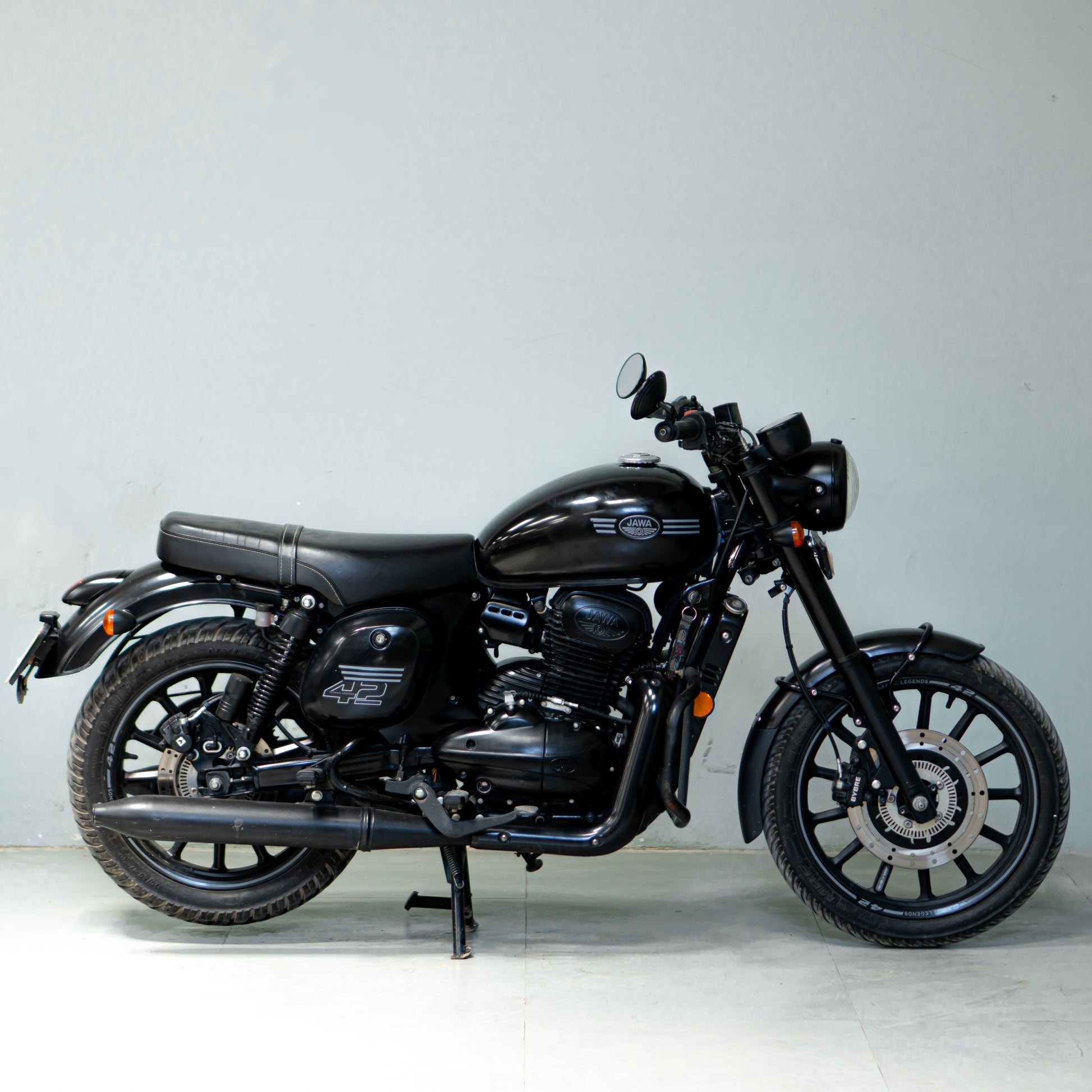 Jawa 42 right side profile used bike Gurgaon retro style cruiser motorcycle black color