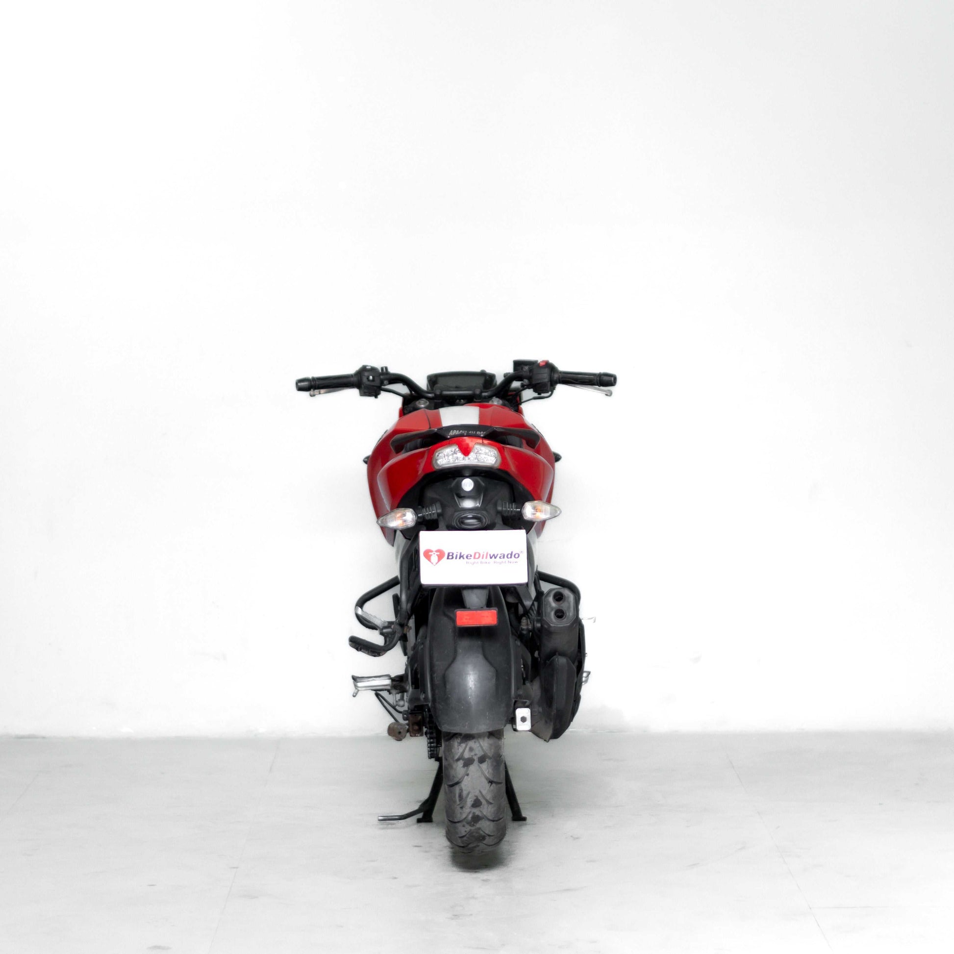 Rear view of TVS Apache RTR 160 used bike in Gurgaon tail light and tyre condition