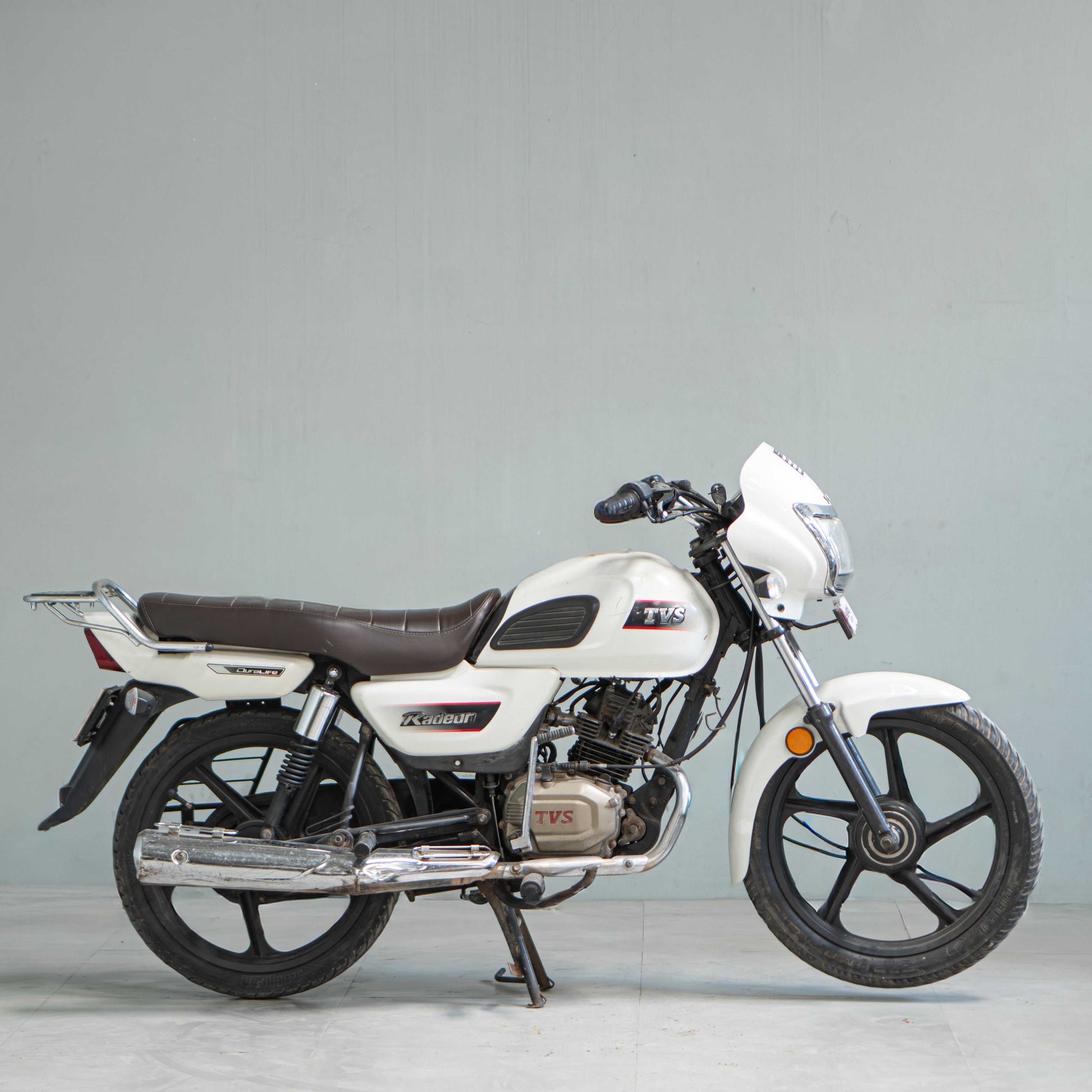 TVS Radeon right side profile used bike Gurgaon white commuter bike low maintenance