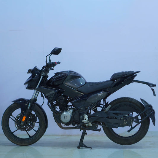 Hero Xtreme 125 R motorcycle from BikeDilwado featuring a black and red sporty design and sleek fuel tank.