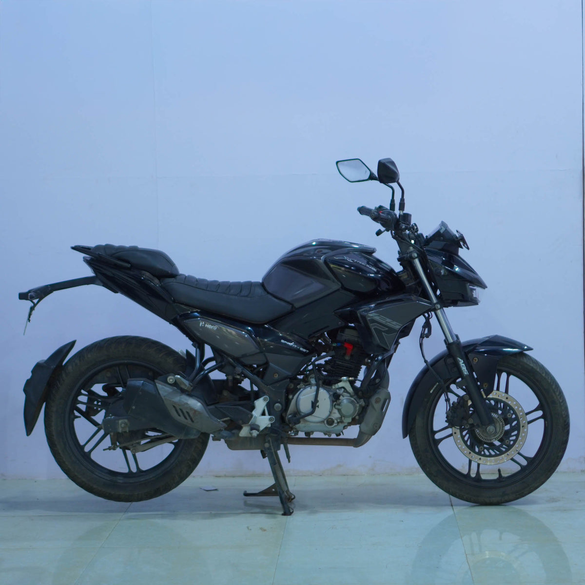 Hero Xtreme 125 R motorcycle from BikeDilwado with sleek black and red design, featuring sporty bodywork and modern headlights.
