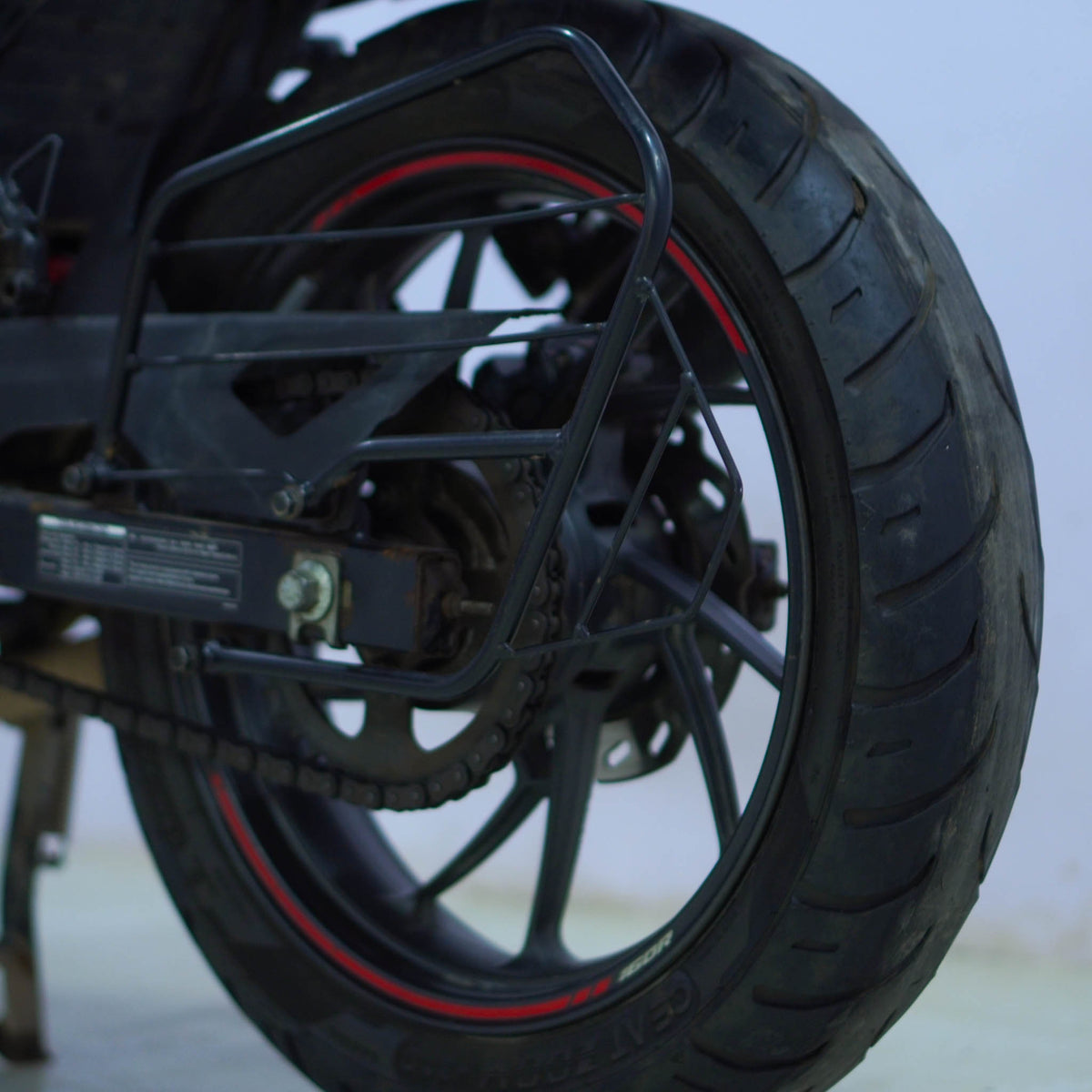Black Hero Xtreme 160 motorcycle from BikeDilwado with sporty design and sleek body, front view showcasing headlights and handlebars.