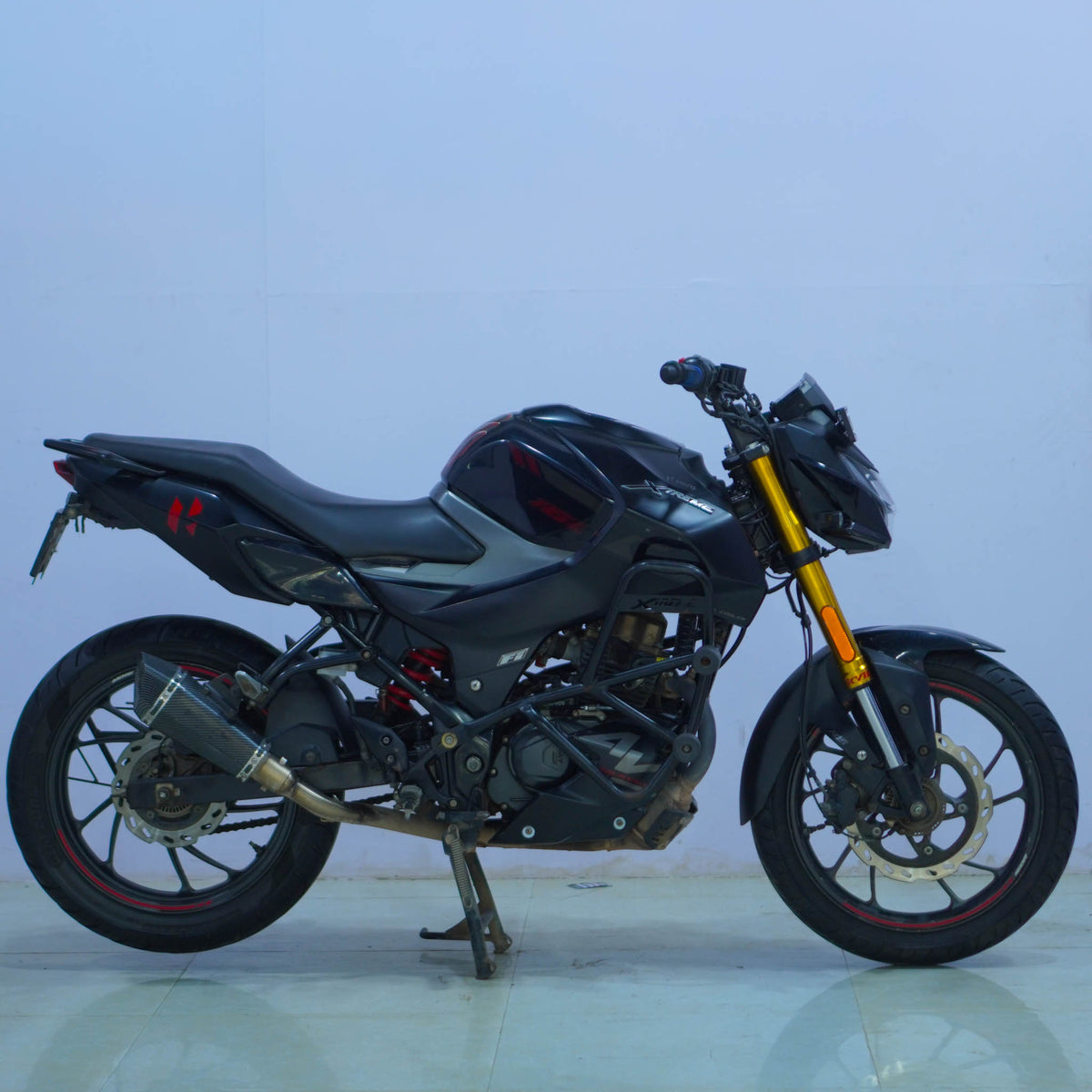 Hero Xtreme 160 motorcycle from BikeDilwado, showcasing its sporty design and vibrant color scheme.